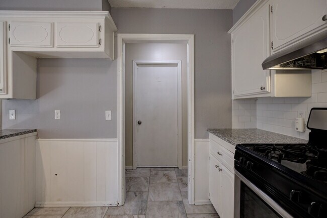 Building Photo - 916 S Patterson Dr