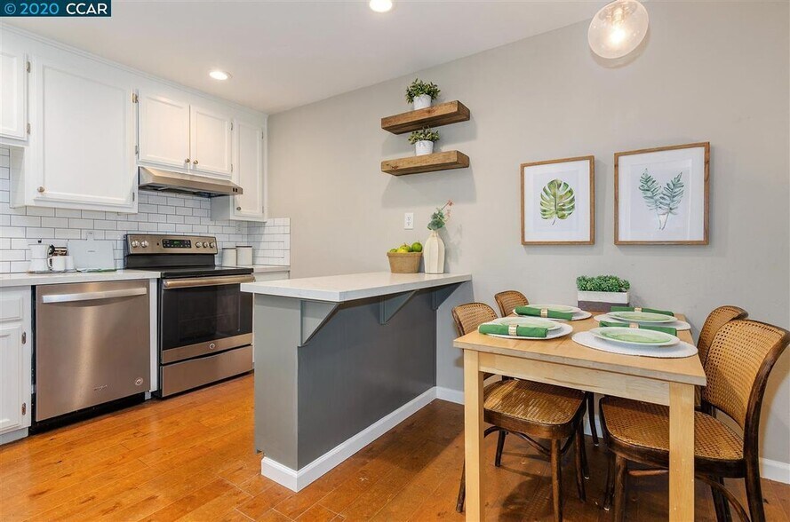 Building Photo - 2716 Oak Rd