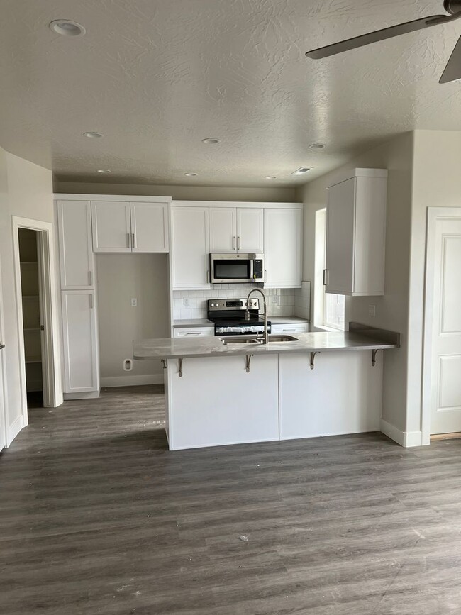 Building Photo - Beautiful newer 3 Bedroom, 2.5 Bathroom townhome, located in Washington!