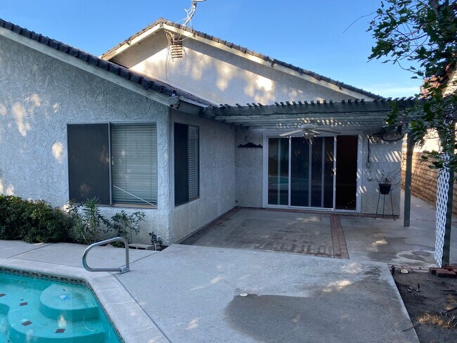 Building Photo - Single story 3 bed, 2 bath pool home