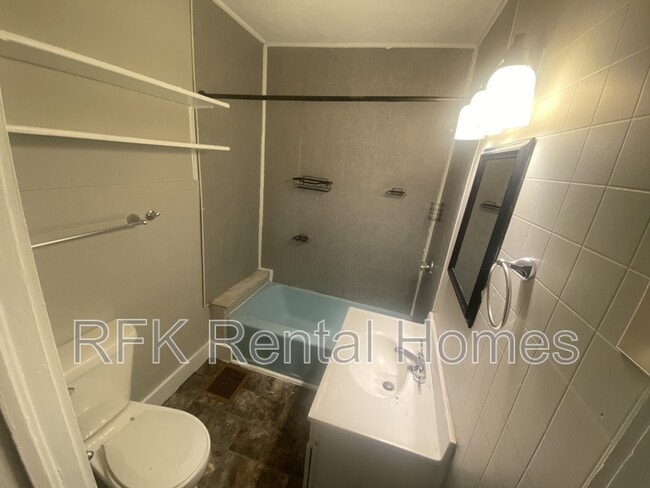 Building Photo - 527 N Bradley Ave