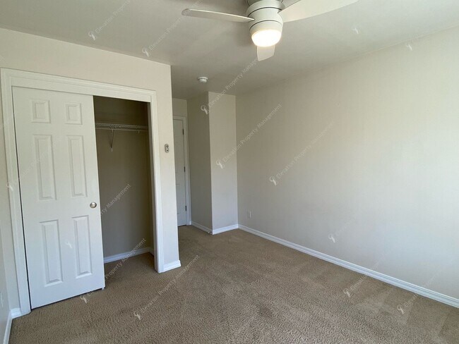 Building Photo - Spacious Corner Home with Community Pool in Prime SW Bend Location