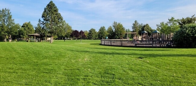 Building Photo - CDA Place Neighborhood- 4 bed with basement, cul de sac