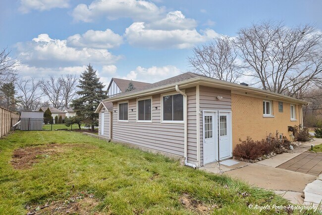 Building Photo - 40 Pine Tree Row