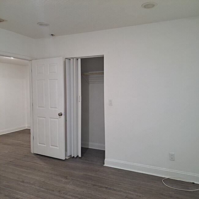 Building Photo - 1416 W 13th St