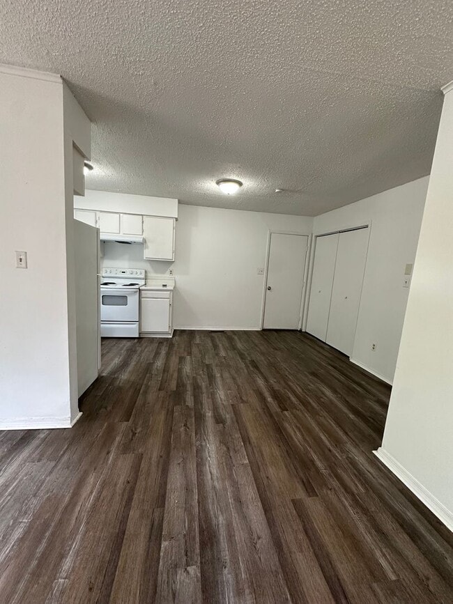 Building Photo - Available Now 3 bedroom 1.5 bathroom 1 car garage!