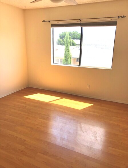 Building Photo - 1759 N Mariposa Ave