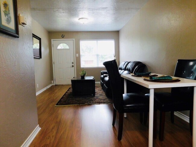 Building Photo - 2/1 - Pet Friendly Near TSU