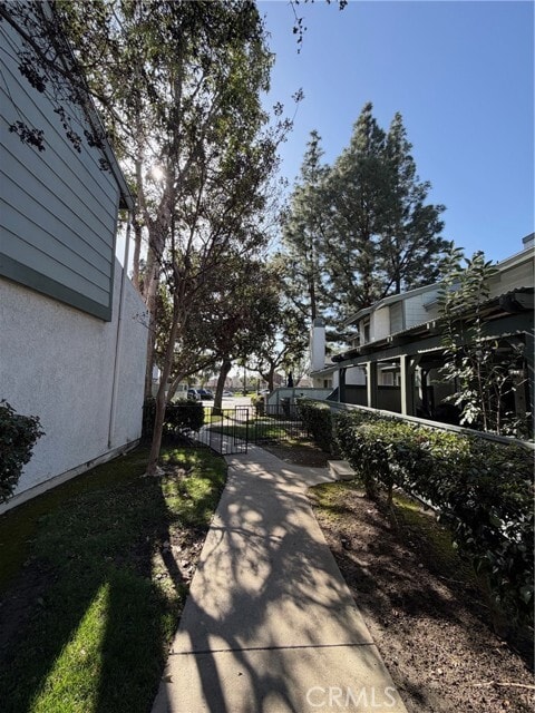 Building Photo - 1916 E 5th St