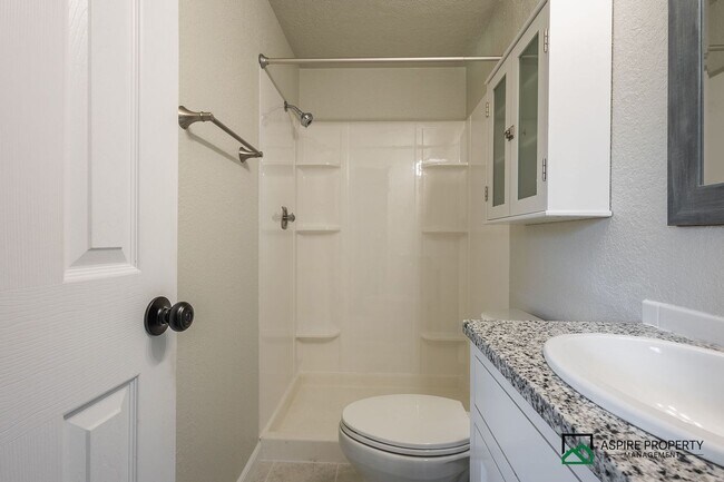 Building Photo - New Renovated 2 Bed 2 bath Townhome
