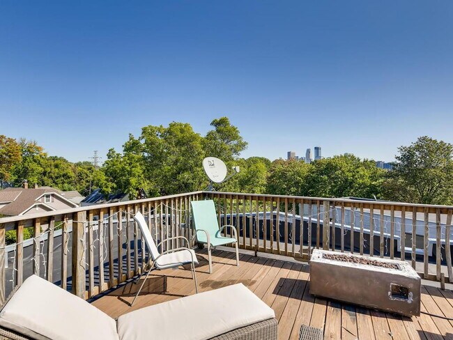 Building Photo - Rare Find: 2BR With Private Rooftop Deck, Bryn Mawr