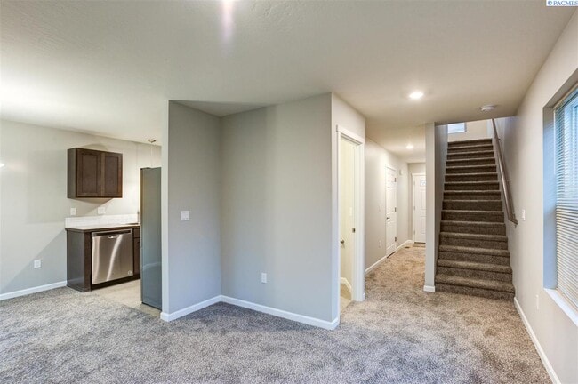 Building Photo - 3bdr/2.5 ba with garage, Low maintenance!
