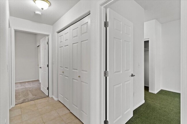 Building Photo - 2 Bedroom Condo Available in September!