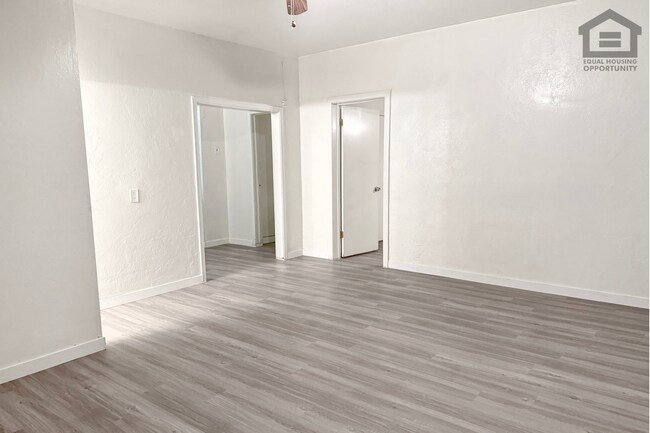 Building Photo - 903