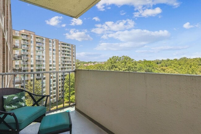 Building Photo - Great 2 Bedroom 2 Bath in Van Ness DC!