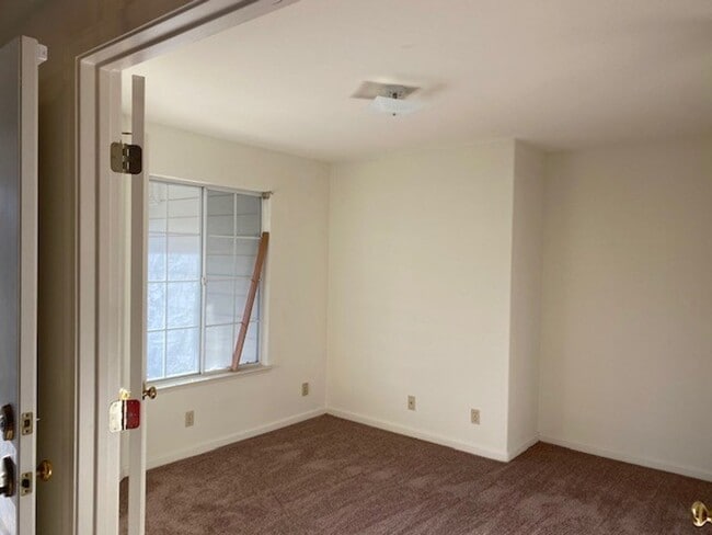 Building Photo - Woodcreek Oaks area 4 bedroom.