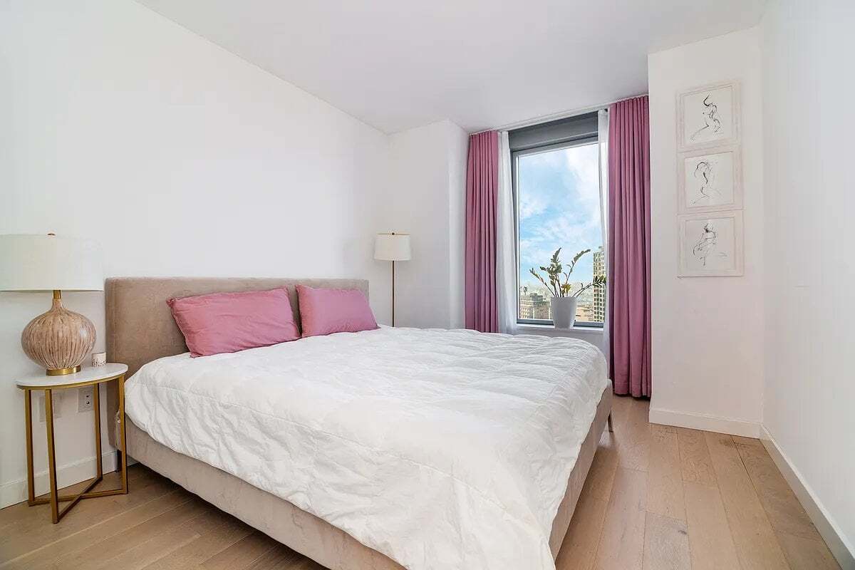 Building Photo - 3 Ct Square W