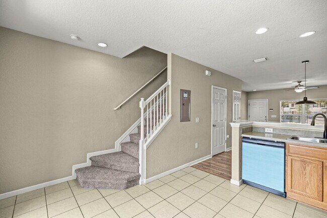 Building Photo - **  MAINTENANCE FREE TOWNHOME **2 BD 2.5 BATH