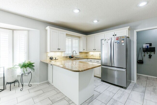 Building Photo - Discover Your Oasis: Spacious 3-Bed Lubboc...