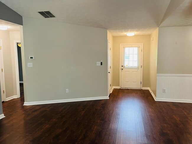 Building Photo - Wow! Renovated 3 bedroom 2 bath home in Ca...