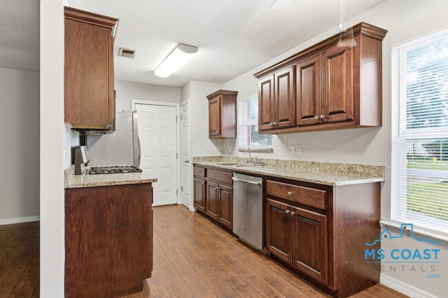 Building Photo - 208 Charles Ave