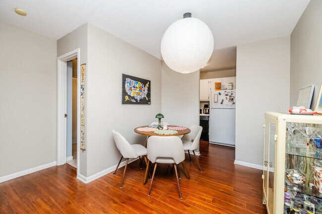 Building Photo - 607 W Wrightwood Ave