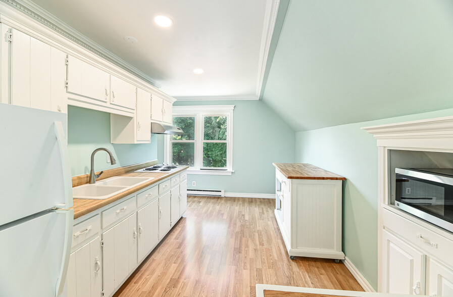 3rd Floor Kitchen01 - 1821 E Olive St