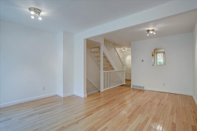 Building Photo - Available for immediate move-in!