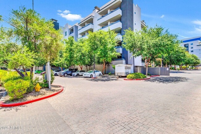 Building Photo - 945 E Playa Del Norte Dr