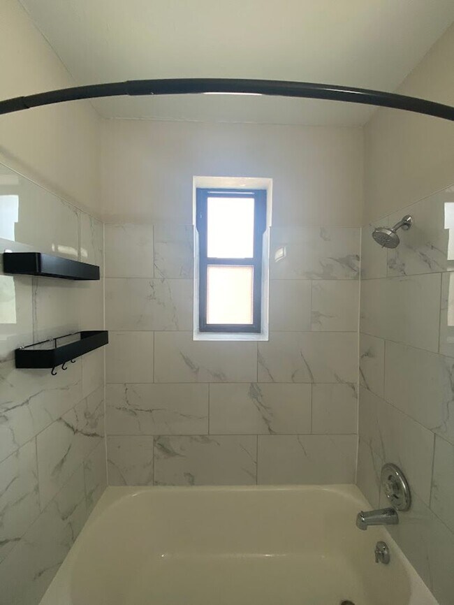 Building Photo - Updated One Bedroom One Bath Apt!