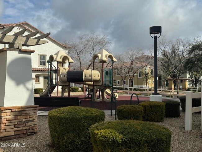 Building Photo - 446 N Alder Ct