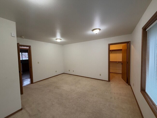 Building Photo - Beautiful Craftsman Style Rambler Must See!!