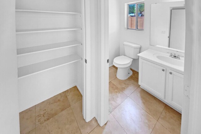 Building Photo - 10928 Vista Ave