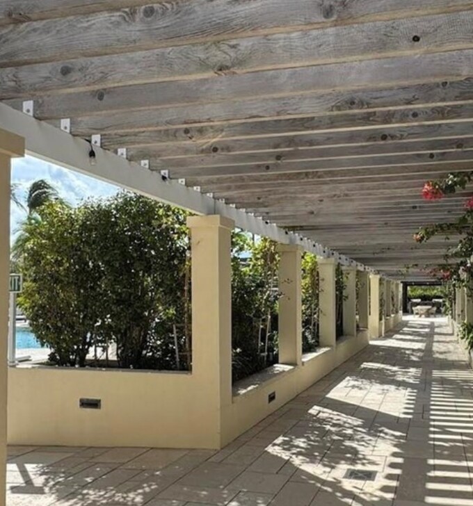 Building Photo - 400 S Pointe Dr