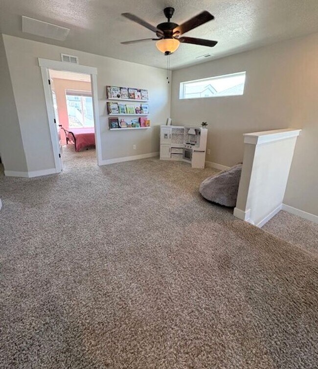 Building Photo - 4 Bedroom / 3 Bath Home in Eagle Mountain!