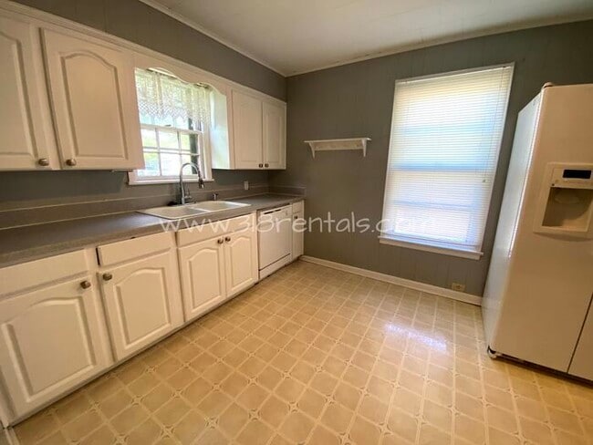 Building Photo - 357 Fontaine St