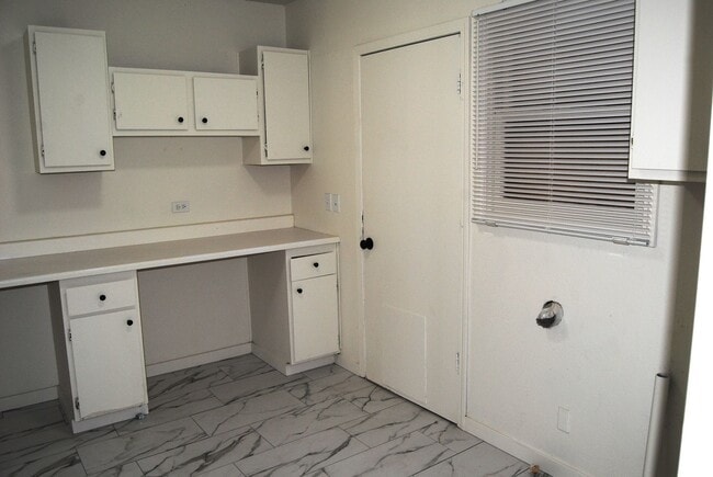 Building Photo - 408 Oildale Dr