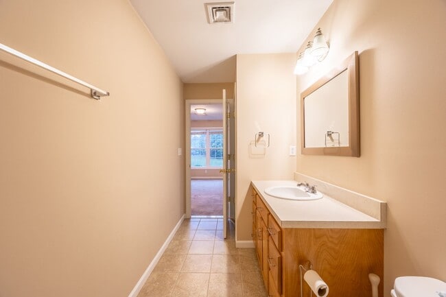 Building Photo - Modern 2 Bedroom Condo with Ensuite Baths ...