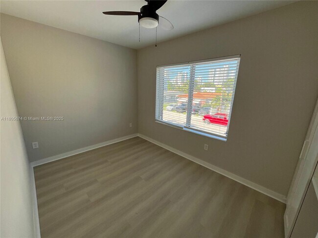 Building Photo - 534 SW 6th Ct