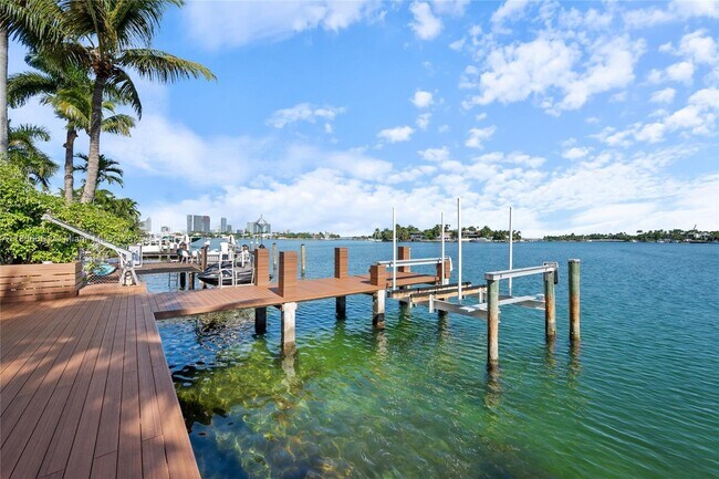 Building Photo - 305 N Hibiscus Dr