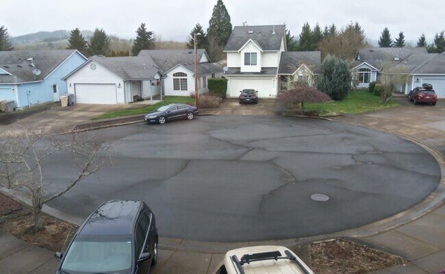 Building Photo - Spacious 4Bedroom / 2.5 Bath Home Highly D...
