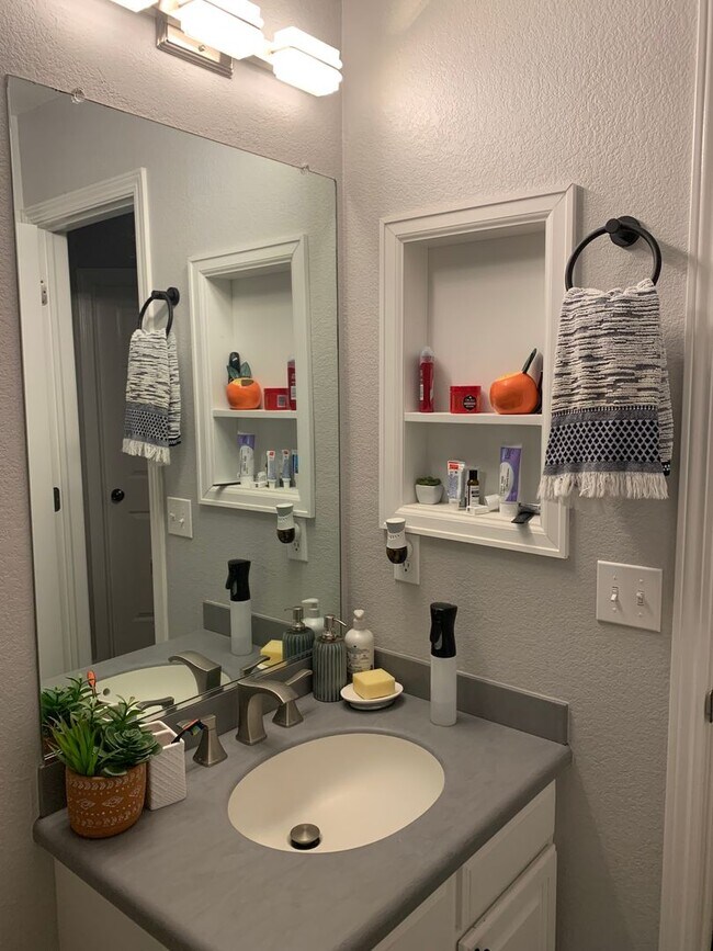 Building Photo - 4 bed 4 bath Erie home 1 mile from downtown and shops!