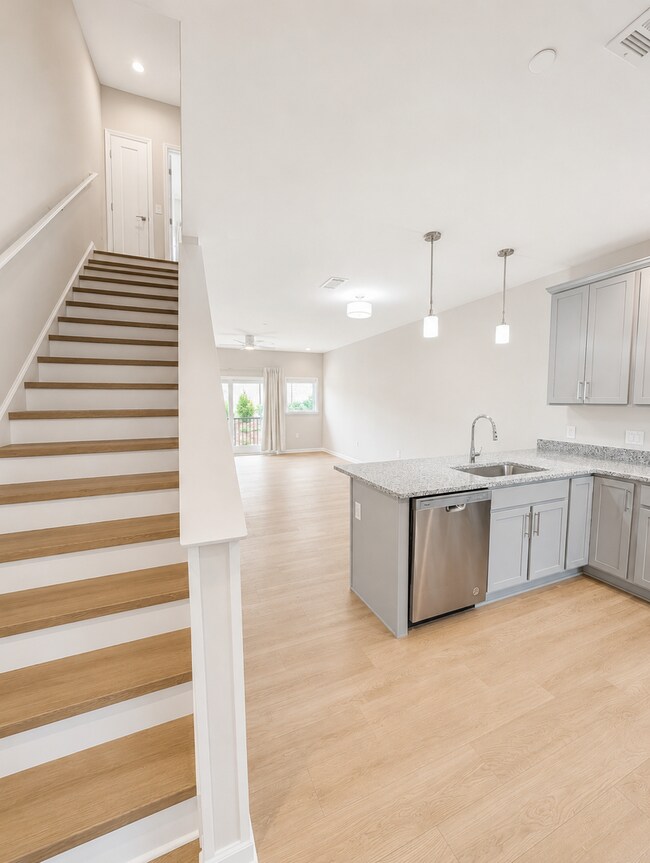 Building Photo - New Construction Downtown Asheville Townhouse!