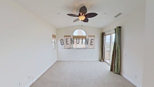 Building Photo - Spacious 3Bd 2.5Ba 2 Story Home w/ Fabulou...