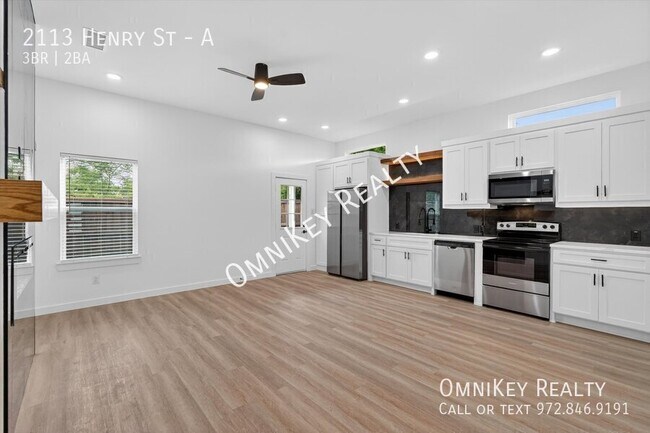 Building Photo - 2113 Henry St