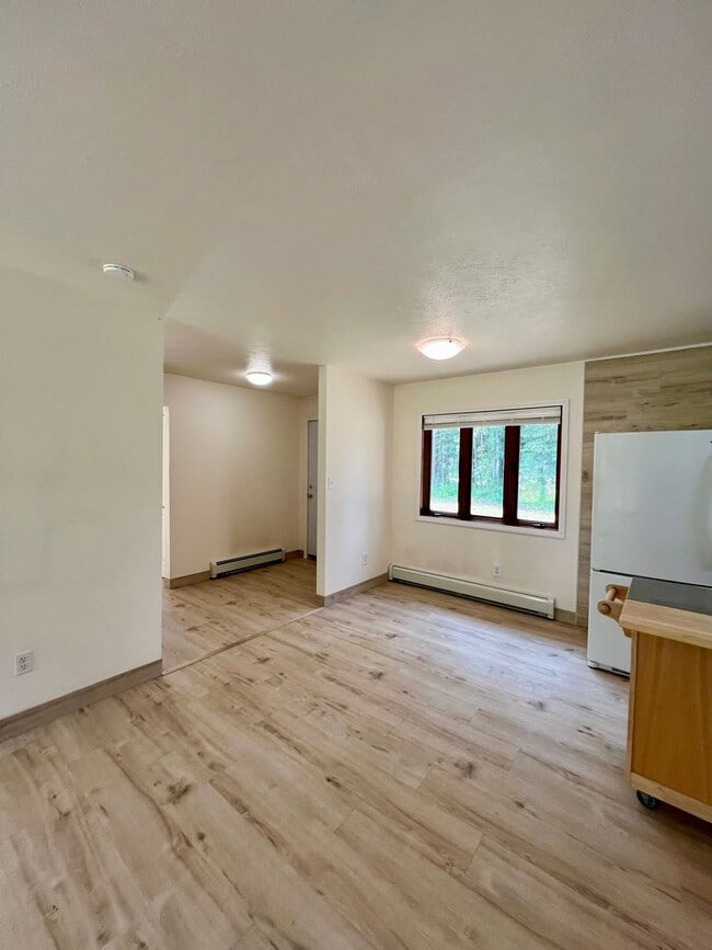 Building Photo - 3 Bedroom Home / 2-Car Garage / No Pets