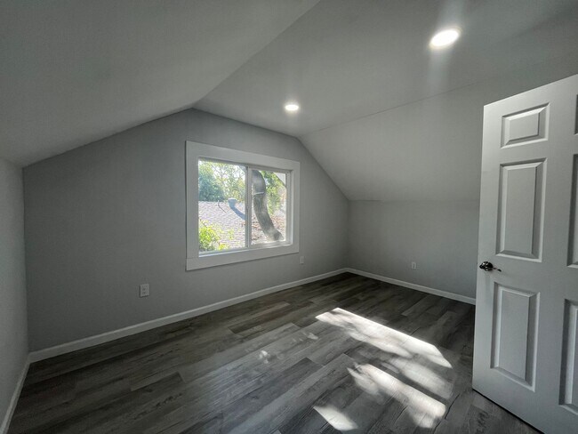 Building Photo - 8180001/85