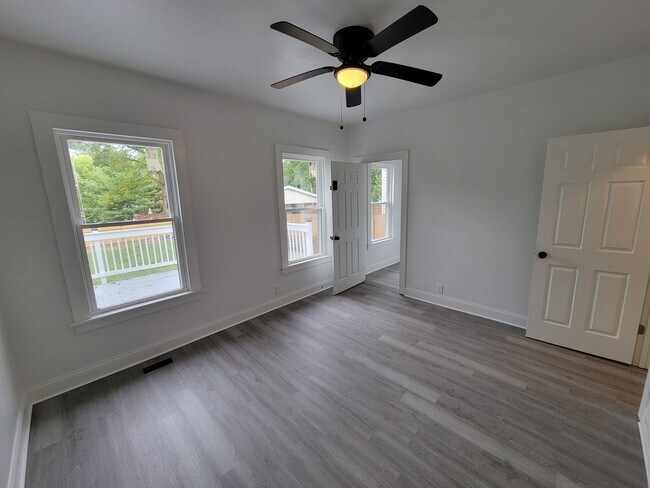 Building Photo - Gorgeous 5 bed 3.5 Bath in Madisonville!!