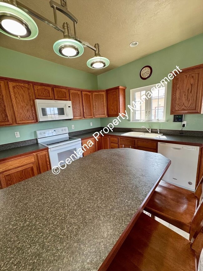 Building Photo - Beautiful home on the outskirts of town!