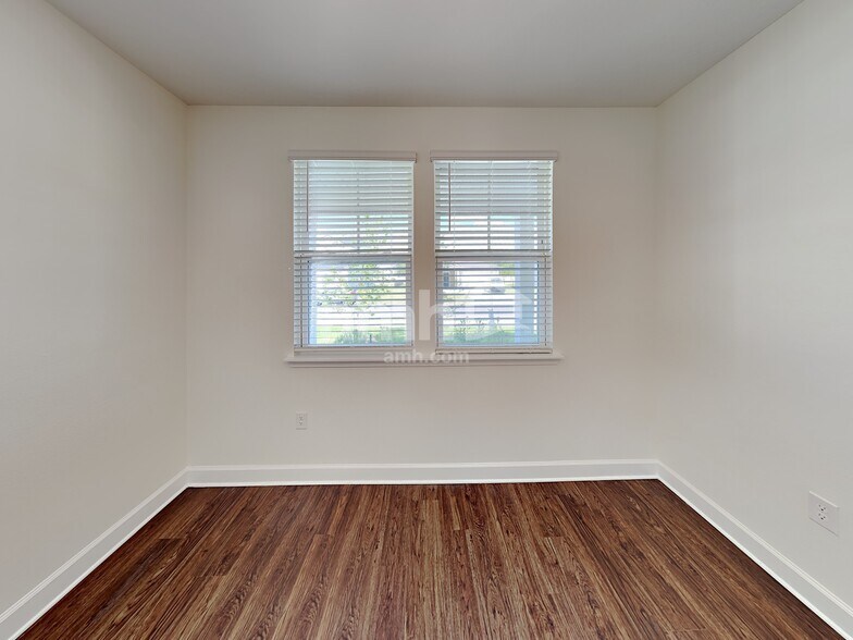 Building Photo - 5909 Hampton Creek Rd